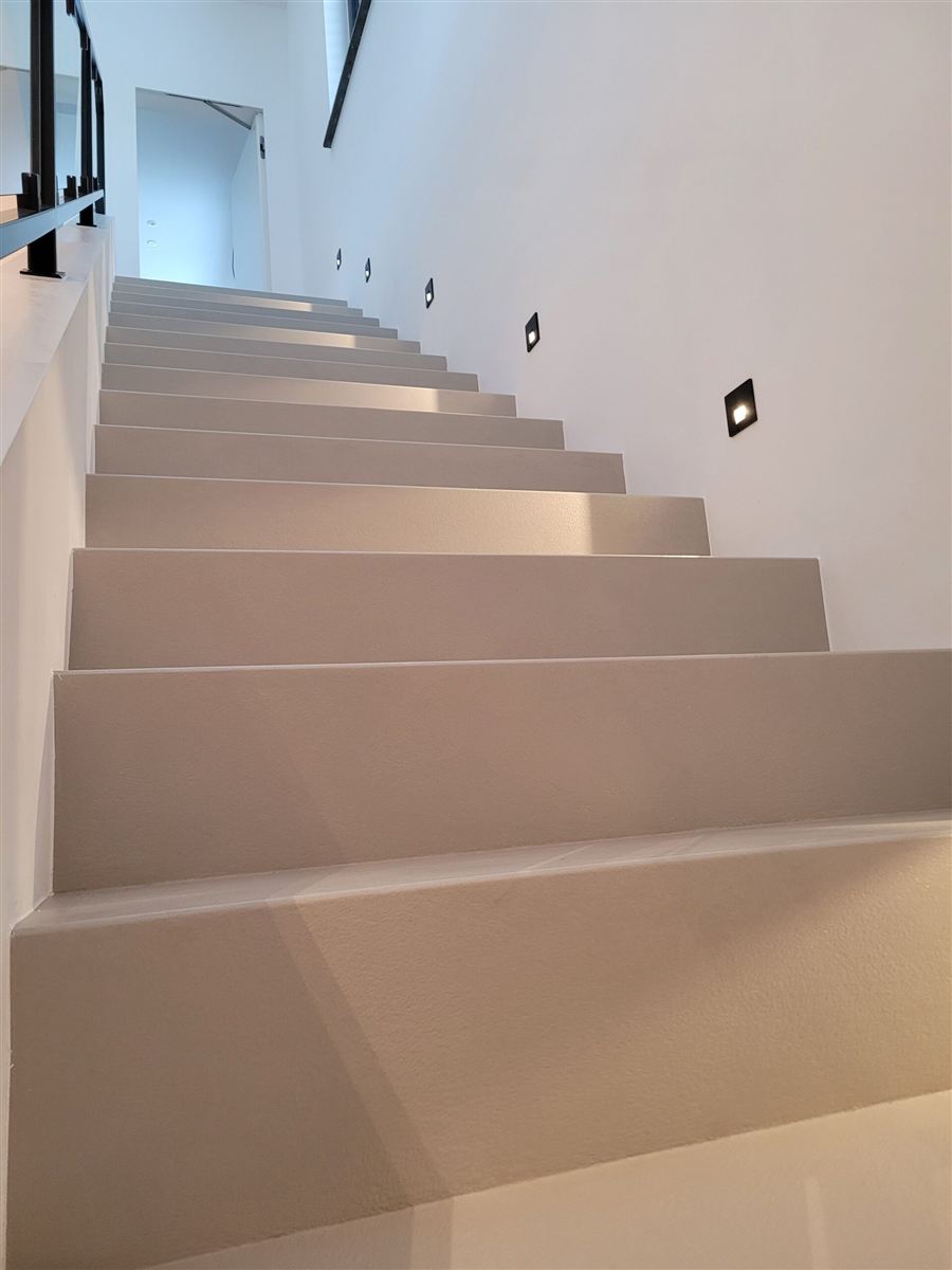 Designtreppe mit indirekter Wandbeleuchtung in einem realisierten Projekt